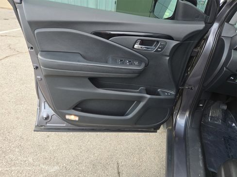 Used 2019 Honda Pilot Touring image 11
