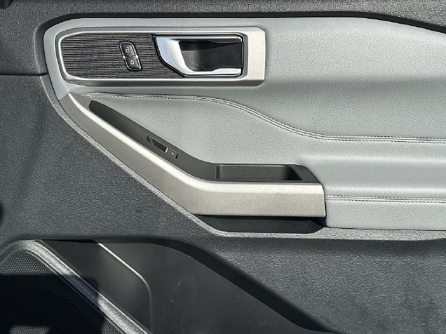 Used 2022 Ford Explorer XLT w/ Equipment Group 202A RWD image 12