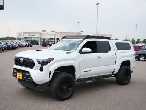 Used 2025 Toyota Tacoma TRD Sport AWD/4WD image 3