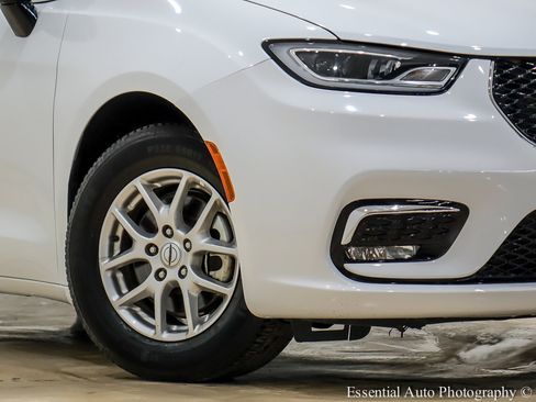 Used 2024 Chrysler Pacifica Touring-L image 3