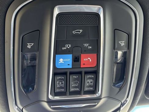 Used 2024 Jeep Grand Cherokee Limited w/ Black Appearance Package AWD/4WD image 19
