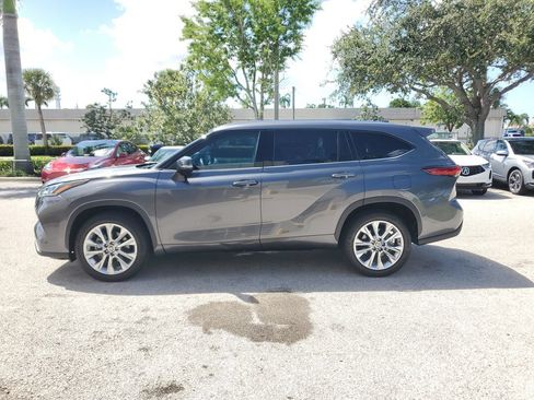 Used 2023 Toyota Highlander Limited FWD image 7