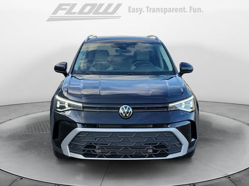 Certified 2025 Volkswagen Taos SE w/ Panoramic Sunroof Package image 3