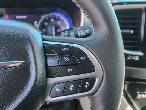 Used 2024 Chrysler Pacifica Touring-L image 19