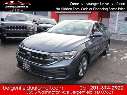 Used 2024 Volkswagen Jetta SE image 1