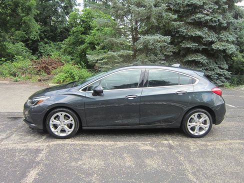 Used 2018 Chevrolet Cruze Premier FWD image 2