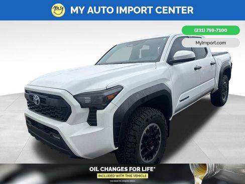 Used 2024 Toyota Tacoma TRD Off-Road image 2