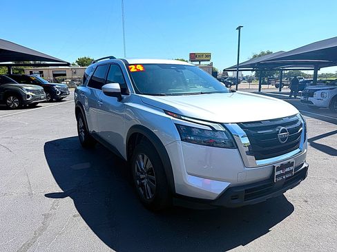 Used 2024 Nissan Pathfinder SV FWD image 2