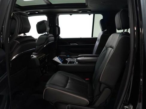 Used 2023 Jeep Grand Wagoneer Series II image 34