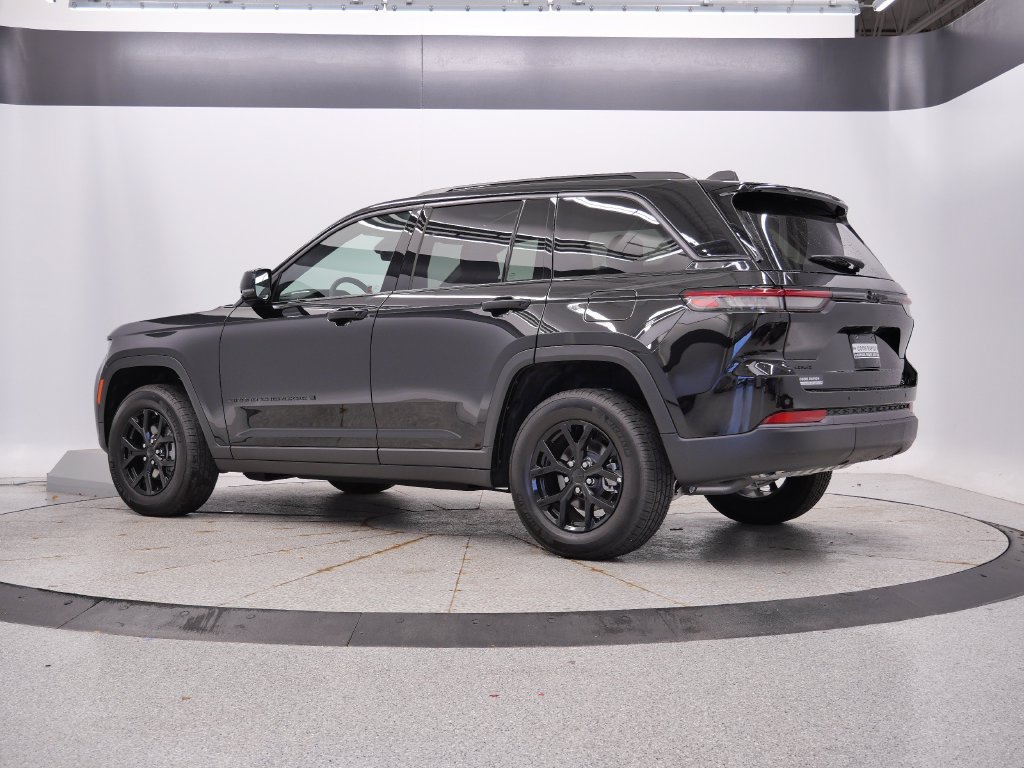 Used 2026 Jeep Grand Cherokee Altitude AWD/4WD image 3