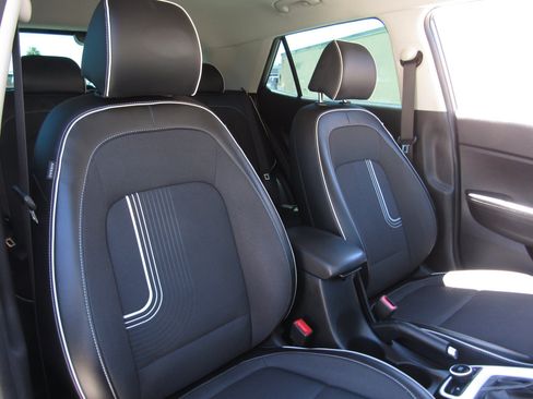 Used 2022 Hyundai Venue Limited FWD image 10