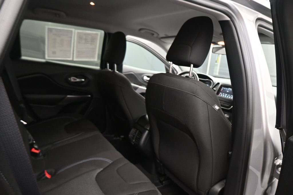 Used 2019 Jeep Cherokee Latitude w/ Popular Appearance Group AWD/4WD image 41