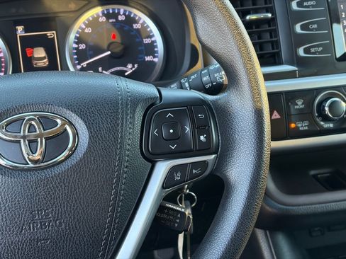 Used 2017 Toyota Highlander LE image 16
