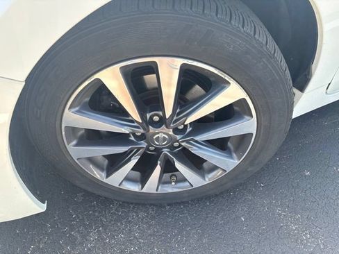 Used 2017 Nissan Altima 2.5 SV w/ Convenience Package FWD image 11