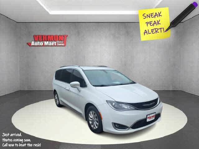 Used 2018 Chrysler Pacifica Touring-L FWD image 1