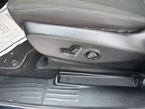 Used 2024 Chrysler Pacifica Touring image 12