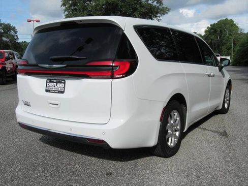 Certified 2023 Chrysler Pacifica Touring-L FWD image 7