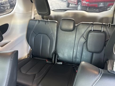 Used 2022 Chrysler Pacifica Touring-L image 23