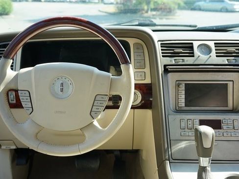 Used 2004 Lincoln Navigator Luxury image 12
