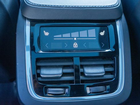 Used 2025 Volvo XC90 B6 Plus image 29