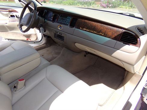 Used 2001 Lincoln Town Car Cartier RWD image 28