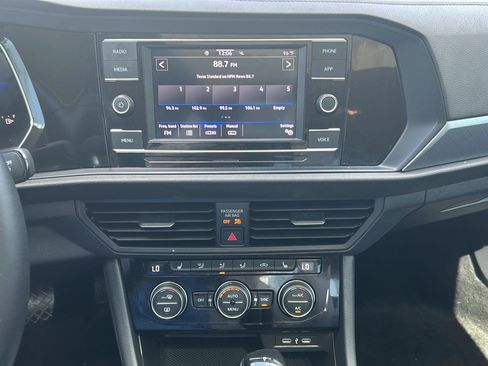 Used 2023 Volkswagen Jetta SE FWD image 8
