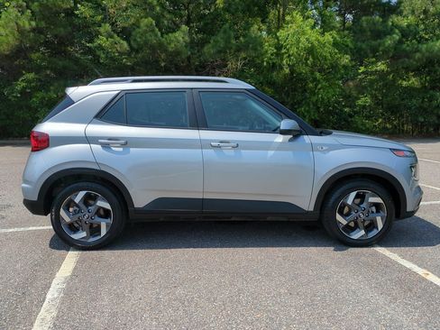 Used 2025 Hyundai Venue SEL FWD image 3