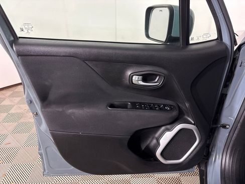 Used 2018 Jeep Renegade Latitude FWD image 23