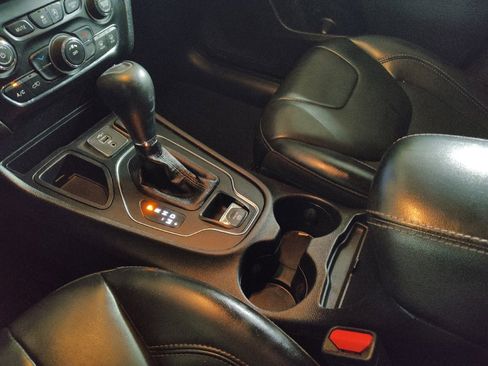 Used 2019 Jeep Cherokee Latitude Plus image 26