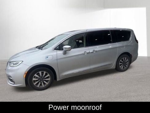 Used 2022 Chrysler Pacifica Limited w/ Uconnect Theater Family Group FWD image 12