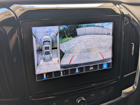 Used 2023 Chevrolet Traverse RS FWD image 28
