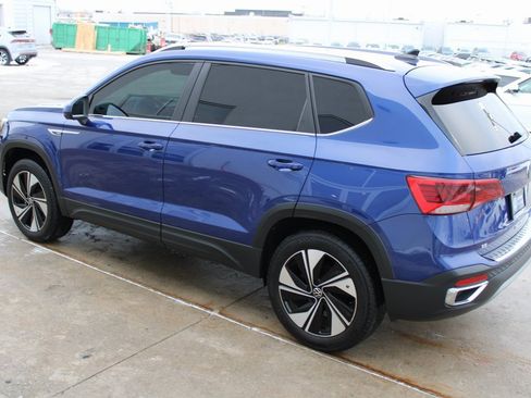 Certified 2024 Volkswagen Taos SE image 4