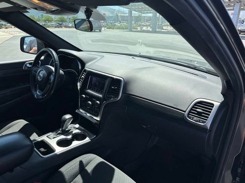 Used 2019 Jeep Grand Cherokee Laredo AWD/4WD image 33