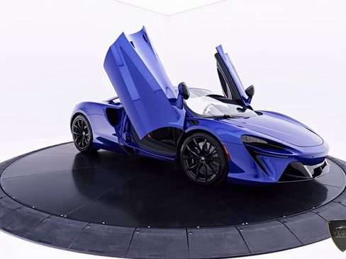 Used 2025 McLaren Artura RWD image 28
