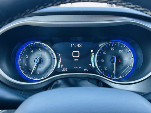 Used 2023 Chrysler Pacifica Touring-L image 19