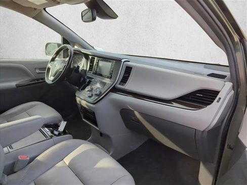 Used 2018 Toyota Sienna XLE image 28