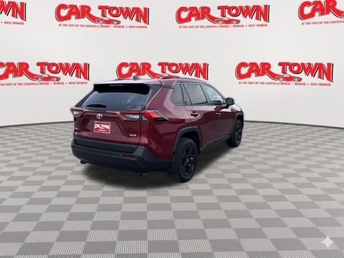 Used 2021 Toyota RAV4 XLE w/ Convenience Package FWD image 3