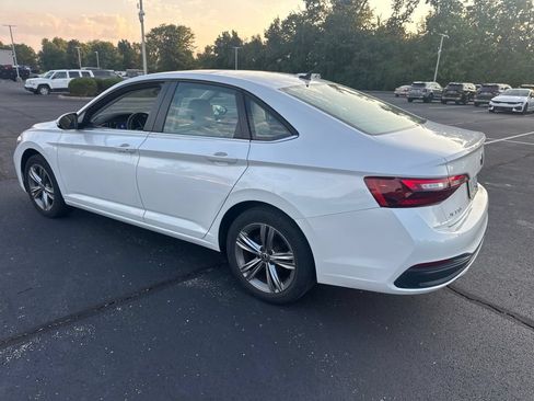 Used 2024 Volkswagen Jetta SE w/ Panoramic Sunroof Package FWD image 5