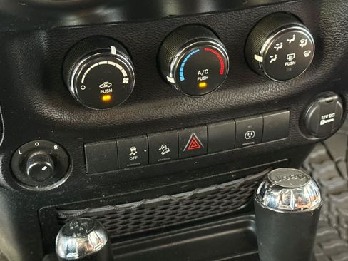 Used 2015 Jeep Wrangler Unlimited Rubicon w/ Connectivity Group AWD/4WD image 21