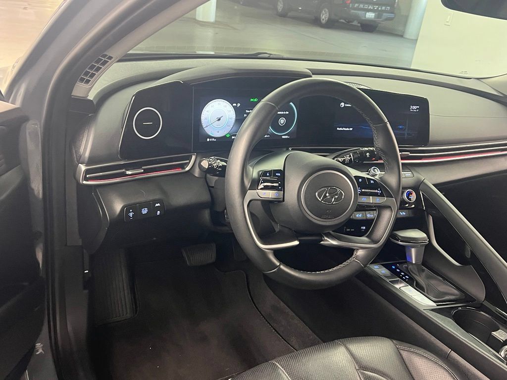 Used 2022 Hyundai Elantra Limited FWD image 9