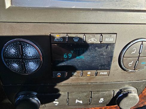 Used 2014 GMC Yukon XL Denali image 47