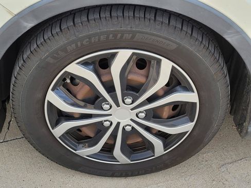 Used 2019 Toyota C-HR LE FWD image 2