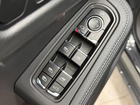 Certified 2025 Porsche Macan AWD/4WD image 25