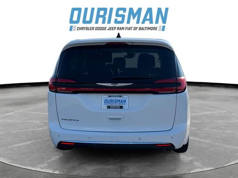 Used 2024 Chrysler Pacifica Touring-L image 5
