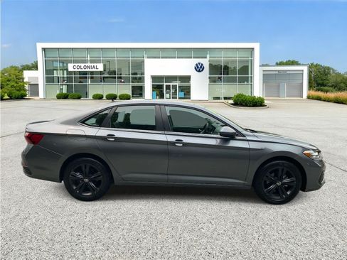 Used 2023 Volkswagen Jetta SE FWD image 6
