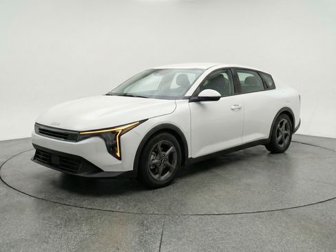 Used 2025 Kia K4 LXS image 3