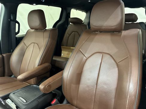 Used 2021 Chrysler Pacifica Limited w/ Uconnect Theater Family Group AWD/4WD image 15