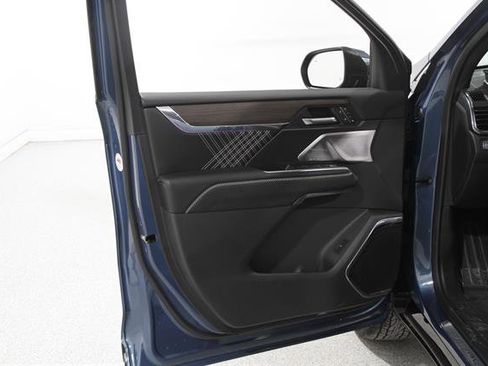 Used 2025 GMC Acadia Denali w/ Super Cruise Package image 4