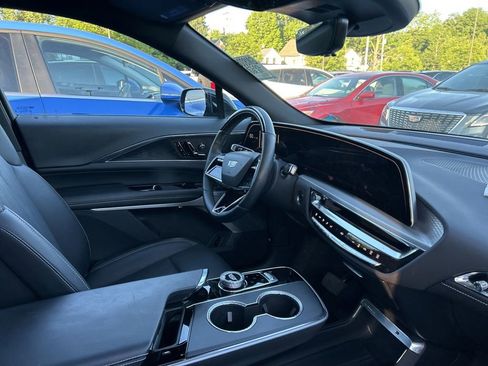 Used 2025 Cadillac Lyriq Luxury w/ LPO, Floor Liner Package AWD/4WD image 10