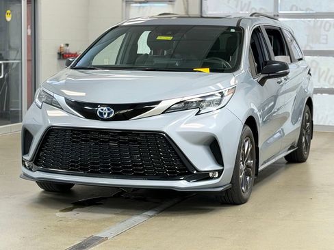 Used 2024 Toyota Sienna XSE w/ XSE Premium Package AWD/4WD image 3